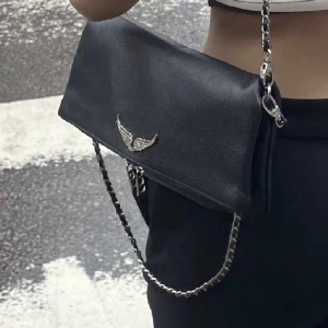 Zadig Väska - Säljer nu min älskade Zadig väska adp jag vill köpa en ny❤️ Skriv privat för fler bilder, och köparen står för frakt💖 Nypris: 3900kr