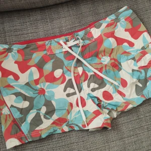 Peak Performance shorts  - Fina shorts i märket Peak Performance. Äkta!  Strl. SMAL (liten medium)