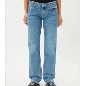 Weekday jeans i modellen Arrow Low och färgen ”Harper Blue”. Sparsamt använda och i väldigt bra skick!🫶Midja 26 och längd 32. Nypris 500kr Skriv för fler bilder🫶