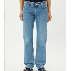 Weekday jeans i modellen Arrow Low och färgen ”Harper Blue”. Sparsamt använda och i väldigt bra skick!🫶Midja 26 och längd 32. Nypris 500kr Skriv för fler bilder🫶