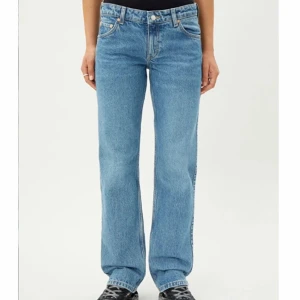Arrow Low Jeans  - Weekday jeans i modellen Arrow Low och färgen ”Harper Blue”. Sparsamt använda och i väldigt bra skick!🫶Midja 26 och längd 32. Nypris 500kr Skriv för fler bilder🫶