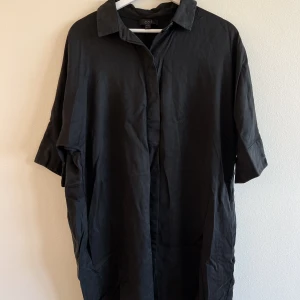 Skjorta/klänning - Lång skjorta/klänning. Fint tyg och knappt använd.