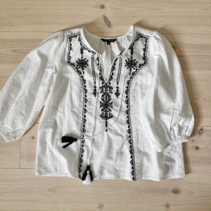 Mönstrad blus - Världens finaste mönstrade blus med halvlång ärm från Kappahl. Perfekt till sommaren. Ärmen slutar ungefär vid armbågen och axlarna är lite puffiga ❤️