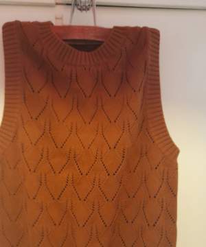 Stickad pullover från Monki! Använd endast en gång så helt i ny skick. Super snygg över en klänning eller skjorta till hösten.