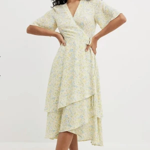 Klänning - Midiklänning i chiffong från NA-KD. Aldrig använd, prislappen sitter kvar. Nypris 699kr. Storlek 38