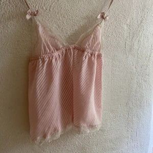 Linne - Säljer ett jättefint linne med så söta detaljer från HM i storlek Xs💘