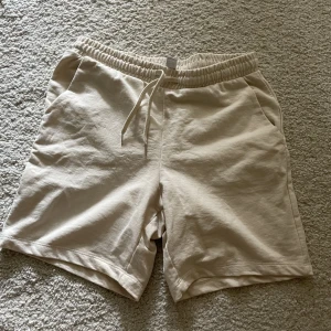 beiga mjukisshorts  - ganska använda men i hyfsat skick 