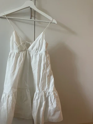 Klänning Zara - Så fin klänning från Zara.  Fint skick. Kan finnas lite spår av användning.  Storlek XS