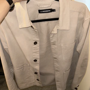 J.Lindberg jacka - Skön jacka perfekt till sommaren, många fickor (innefickor också). Kom privat för fler bilder och info. Nypris ca 2000kr, priset kan absolut diskuteras! Allt gott/ Philip