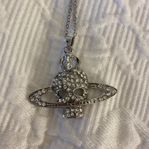 Vivienne Westwood halsband - Jättefin Vivienne Westwood kopia! I bra kvalitet, nästan aldrig använd💗