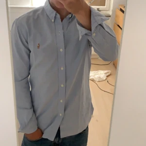 Poloskjorta - Säljer min poloskjorta som är använd fåtal gånger, nyskick, nypris 1400kr S slimfit