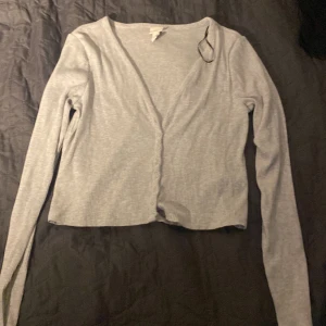 Kofta - Jättefint skick, aldrig använd. Storlek M, ribbad kofta från H&M, säljer för 75kr💗