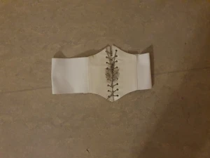 Korsett vit - En sjukt snygg vi korsett med fjärilar på slutet av kedjan som man kan minska ocj förstora korsetten med! Säljer eftersom den inte har anledning och inte längre min stil med sjukt snygg!🤍💌🐰🦭🌸