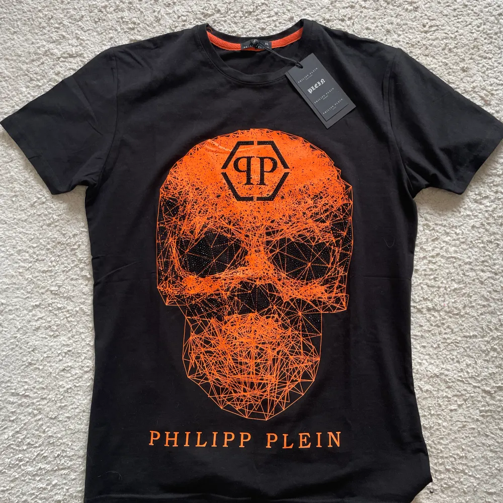 Philip plein t-shirts, det finns i tre olika storlekar M-L-XL. Möts upp i Göteborg och fraktar kring hela Norden, vid frågor eller funderingar så är det bara att höra av sig.. T-shirts.