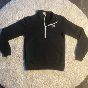 Halvzip nike tröja - Säljer en svart halfzip nike tröja. Bra skick. Storlek XS-S.
