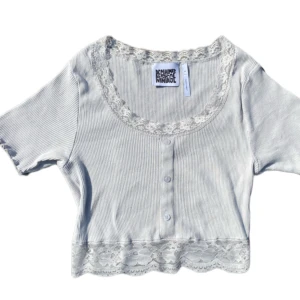 Söt top - Jätte gullig topp! Pris går alltid att diskutera Hör av er vid ev frågor eller intresse.  Ha en fin dag! 