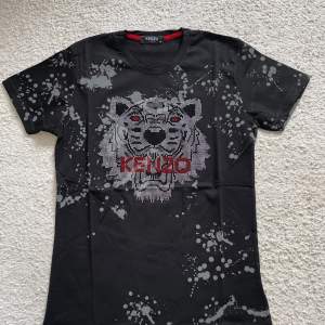 Kenzo t-shirt, helt ny. Möts upp i Göteborg och fraktar kring hela Sverige. Vid frågor eller funderingar så är det bara att höra av sig 