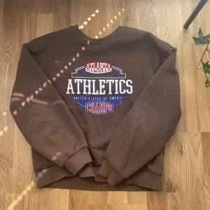 Collegetröja m. Tryck - Tröjan är knappt använd och i bra skick :) 