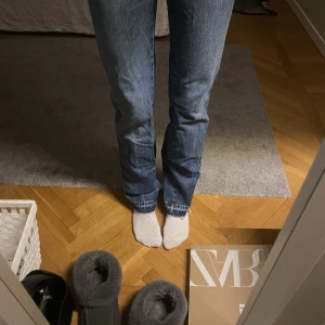 Lågmidjade jeans  - Superfina raka jeans som tyvärr har blivit för små. De är lågmidjade och passar till allt. De är uppsprättade längst ner💓Pris kan diskuteras 