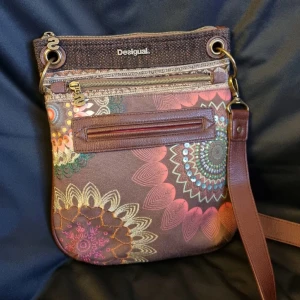 Desigual väska  - Jättefin väska. Varan har tecken på användning.