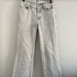 Ljusgrå jeans - Ett par ljusgrå lågmidjade jeans