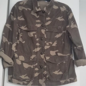 Jacka militärmönstrad - Tunn fin jacka från H&M.  Storleken är 42 men passar som en snygg oversize på mig som är en 36:a 