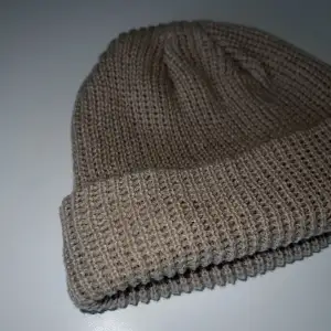 Helt ny beige beanie mössa. Skönt och mjukt material. Formar sig fint på huvudet