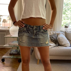 Låg midjad kjol - Säljer denna super snygga låg midjade kjol 😍😍