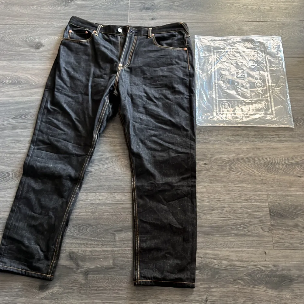 Evisu daicock jeans i storlek 38x34 men passar mer 34x32 för en baggy fit  Skriv för fler bilder. Jeans & Byxor.