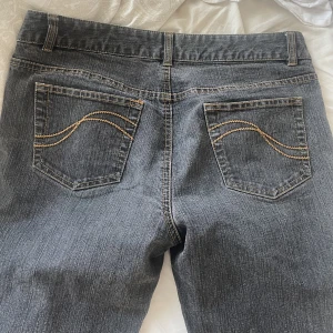 Jeans med brodyr på fickorna  - As coola raka lågmidjade jeans med brodyr från CUE