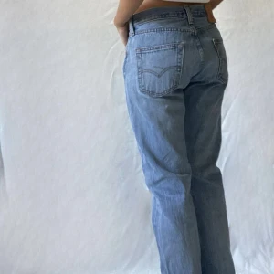 Vintage Levis 501 - Köpte dessa av en sida på instagram (deras bilder) men de är dessvärre för små för mig. De har en liten fläck på fickan och knät samt en slitning på knät.  💛 