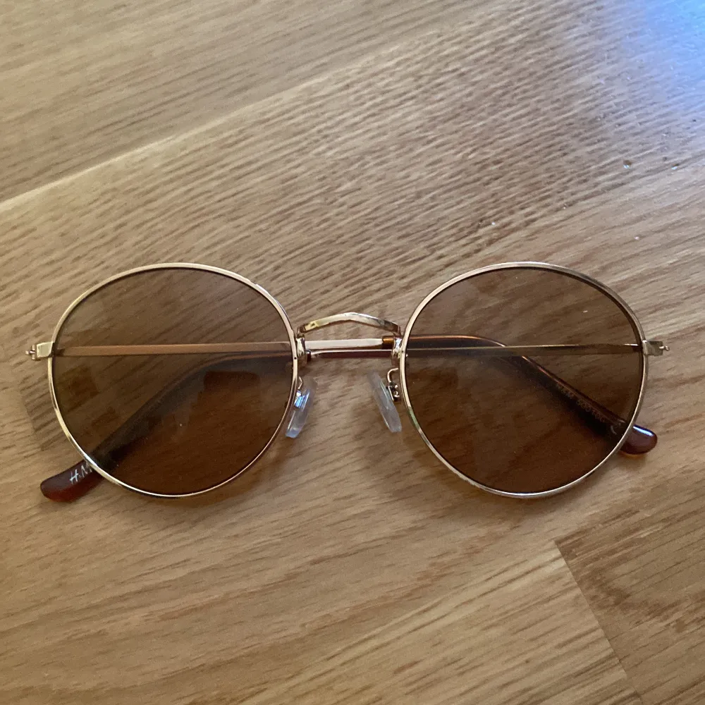 Ett par bruna solglasögon från H&M💓. Accessoarer.