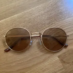 Ett par bruna solglasögon från H&M💓