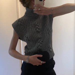 Stickad kortärmad - Så fin kortärmad stickad med så najs mönster!!!!😍😍 Väldigt najs men oxå sååå skön!!! Öppen i ryggen🫶🏼🫶🏼🫶🏼 Merinoull och Alpacca ull, typ de skönaste materialen💗💗 Nypris: ca 2000kr