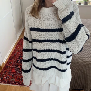 Blå och vit randig tjocktröja - Stickad tjocktröja blå och vit randig. Använd enstaka gånger.