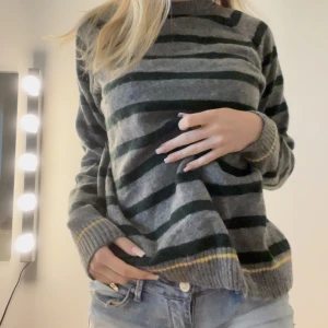 Stickad  - Säljer denna ur snygg stickade tröjan då den inte kommer till användning 💕