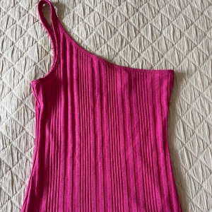 Rosa Linne - Rosa linne med en ”arm” från HM. Inte croppad utan normal längd på toppen. Aldrig använd, storlek Medium men sitter bra på mig som vanligtvis är S.💘