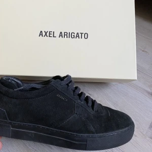 Axel arigato Mocka  - Säljer mina Axel arigatos i storlek 43🙌 De är i bra relativt bra skick🙌 Pris:800 