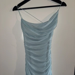 Blå klänning från ohpolly  - Jätte fin baby blå färgad kläning ifrån ohpolly. Aldrig använt! 