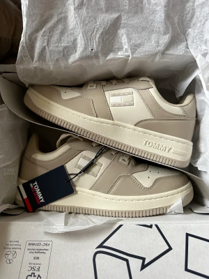 Tommy hilfiger sneakers - Fina sneakers från Tommy Hilfiger, helt nya aldrig använda! Strl 38! Nypris 1099kr