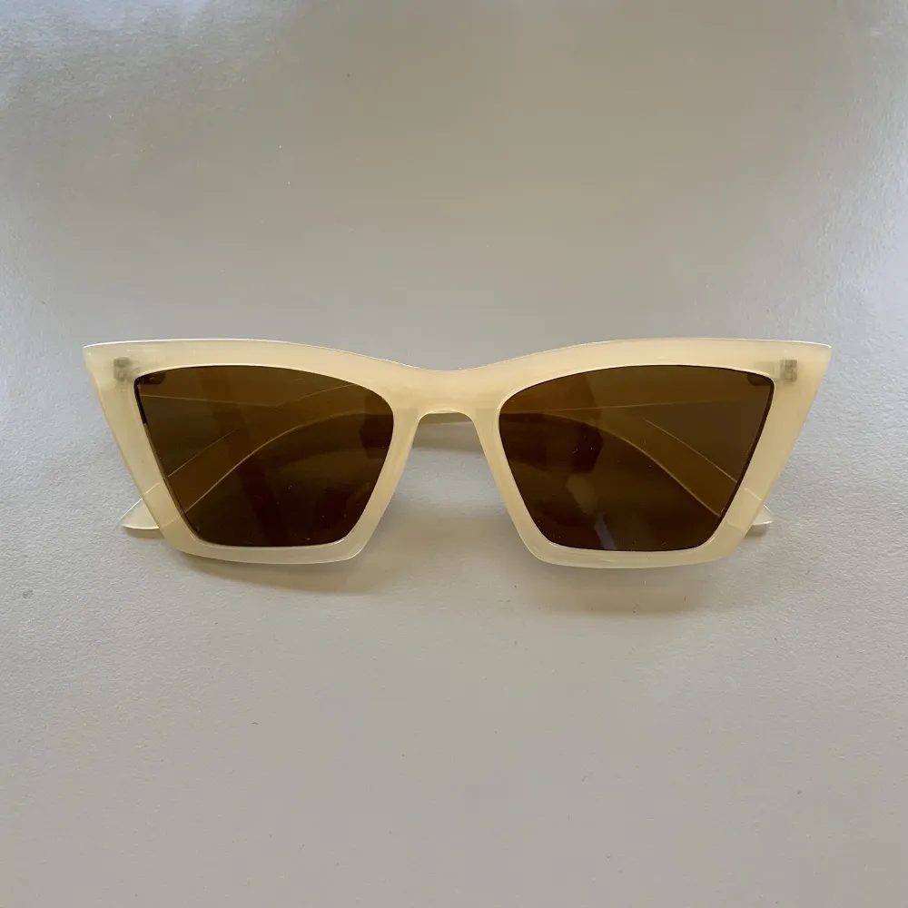 Snygga solglasögon från monki, oanvända ✨ Bild 3 är tagen från hemsidan och visar modellen men  en annan färg ✨. Accessoarer.