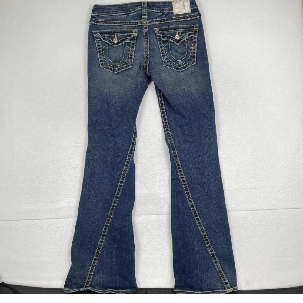 Utsvängda True Religion jeans i ny skick i storlek 30/32 (32 motsvara längden). Jeansen skulle passa dig som har stolek 38/36 i jeans. Skriv privat för mer nogranna  mätningar. Budet ligger på 850kr. Jeans & Byxor.