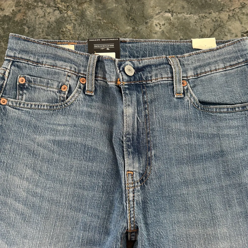 Oanvända nyköpta Levis Jeans 502 med lappen och kvittot kvar. Passade inte i storlek och därför säljer jag jeansen. Nypris 1100kr.   Storlek: W30 L32. Jeans & Byxor.