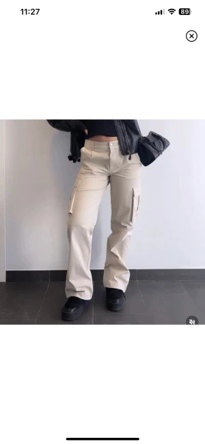Beiga cargopants  - Alla bilder är lånade💖 säljer dessa cargo pants från madlady då jag har två likadana par! Älskar dem! Jag har dem i strl EU36 TALL💖helt oanvända💖 649kr nypris