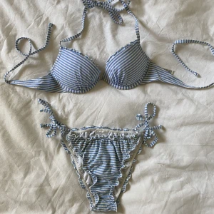Bikini - Söt bikini från hm! Knappt använd och tvättar såklart innan! Stl 34 och 70a men jag har vanligtvis 36 å de passar på mig oxå!
