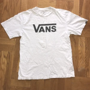 VANS T-SHIRT SMALL - En vans t-shirt från H&M. Skejtade mycket i den back in the day så den har små hål här och där men de ser ba lite extra gnarly ut 😎🤙