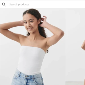 Topp - Jättefin bandeau topp från Young gina. Fick i present men aldrig använd. Jättefin till sommaren. Står 134/140 som storlek men passar mig som vanligtvis har xxs. Nypris 99kr mitt pris 50kr 