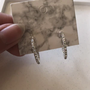 Örhängen  - Superfina oanvända örhängen! Frakten är postnord frimärke, 15kr! Postar snabbt och skickar postbevis ✨💕