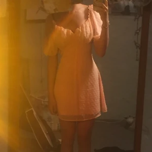 Gullig sommarklänning  - Rosa och fin sommarklänning från missguided. Endast testad och tyckte inte den passa mig, så ny och fräsch:)