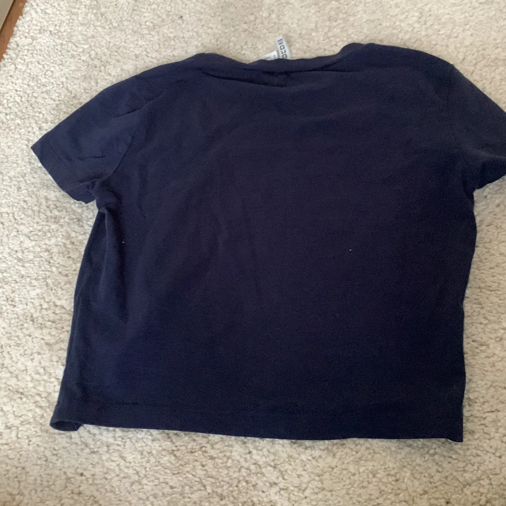 Fin croppad mörkblå t-shirt från HM basic. I storlek M men är som sagt croppad. Tvättas självklart innan frakt :) hör av dig om du är intresserad!. T-shirts.